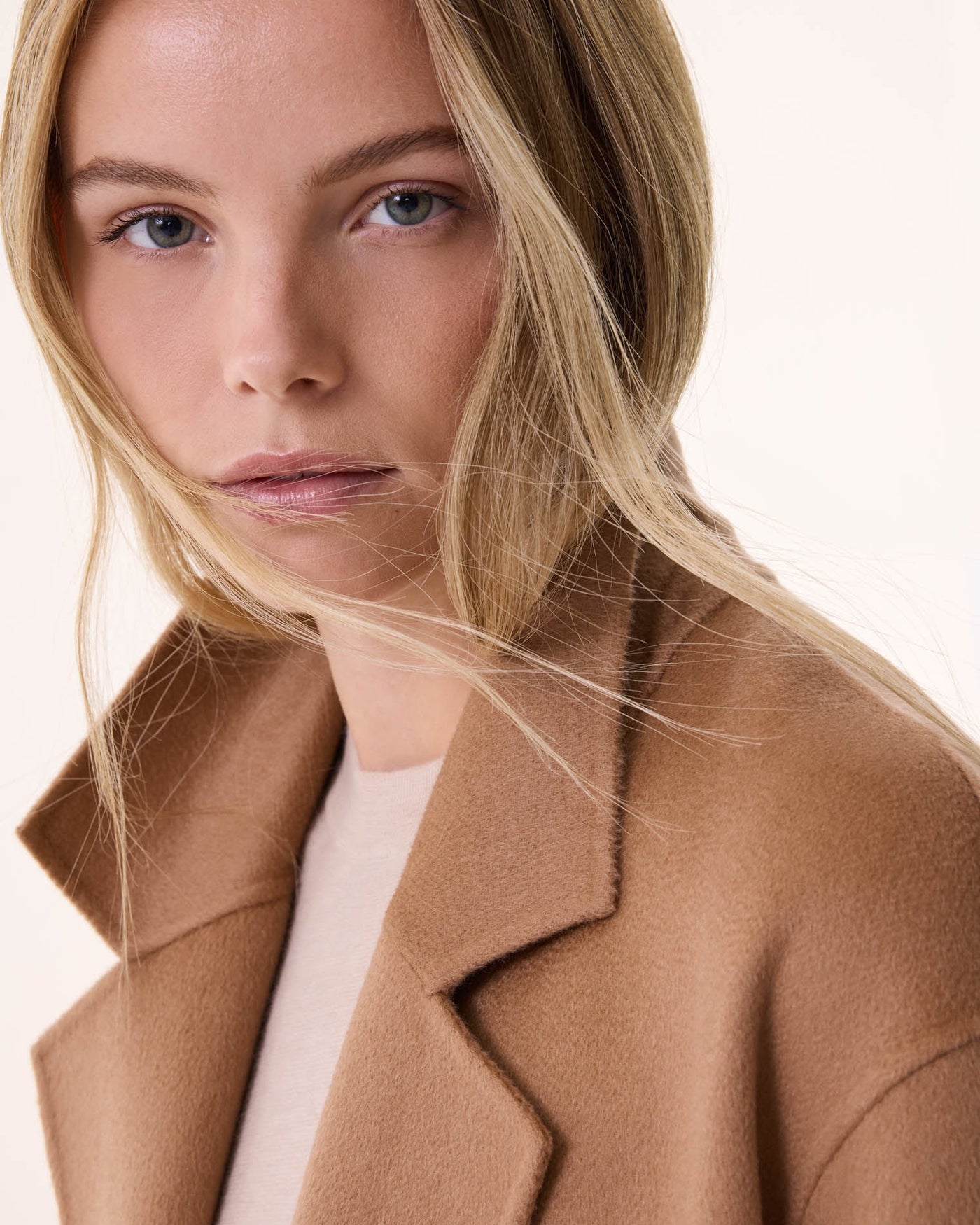 KAKU COAT IN CAMELO BROWN