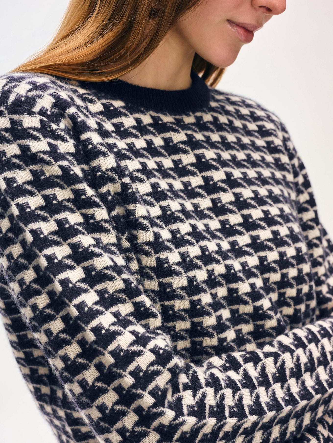 CASHMERE GINGHAM CREW IN DEEP NAVY/NATURAL - Romi Boutique