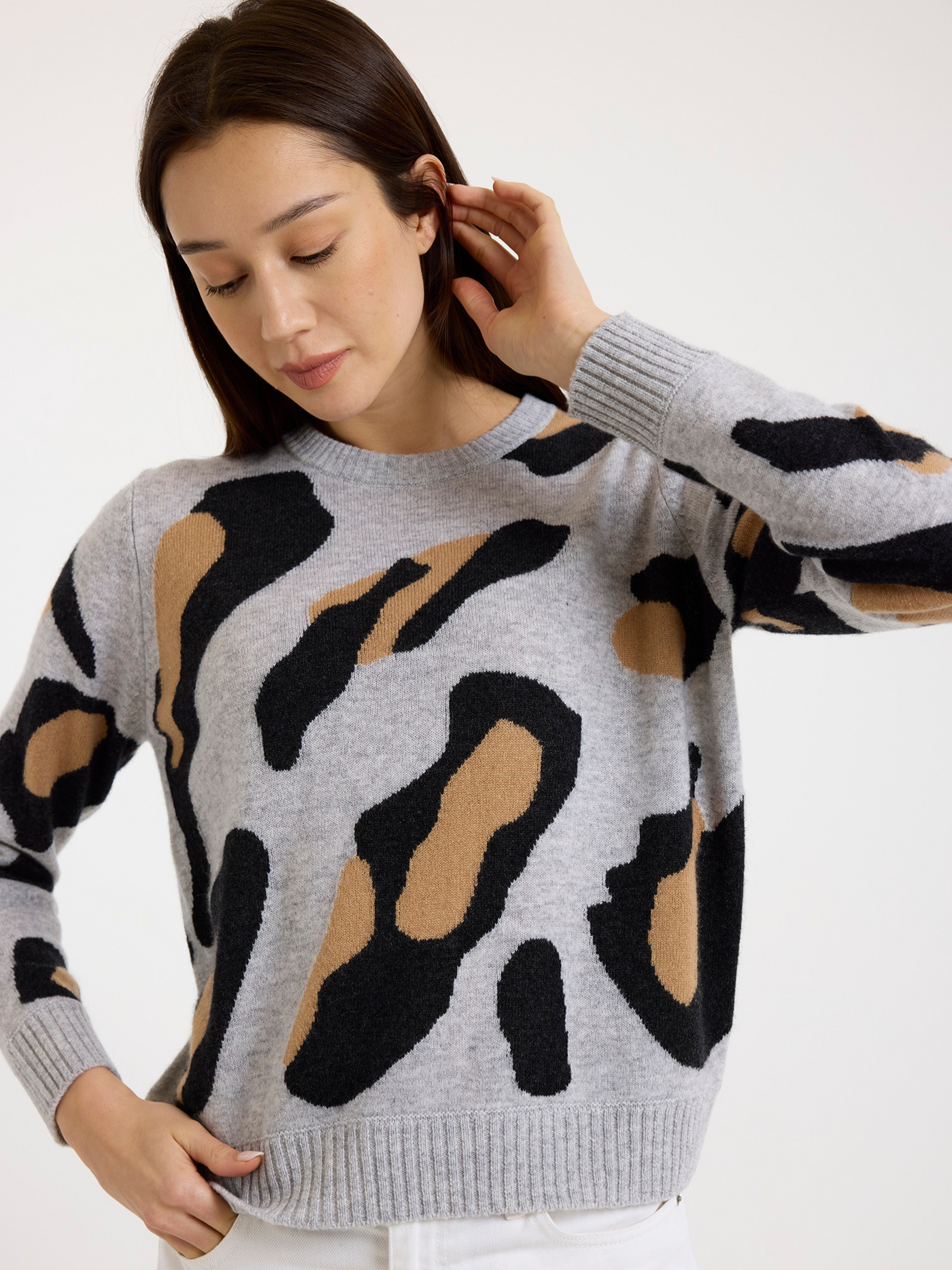 ABSTRACT LEOPARD CREW NECK JUMPER IN SUPER GREY