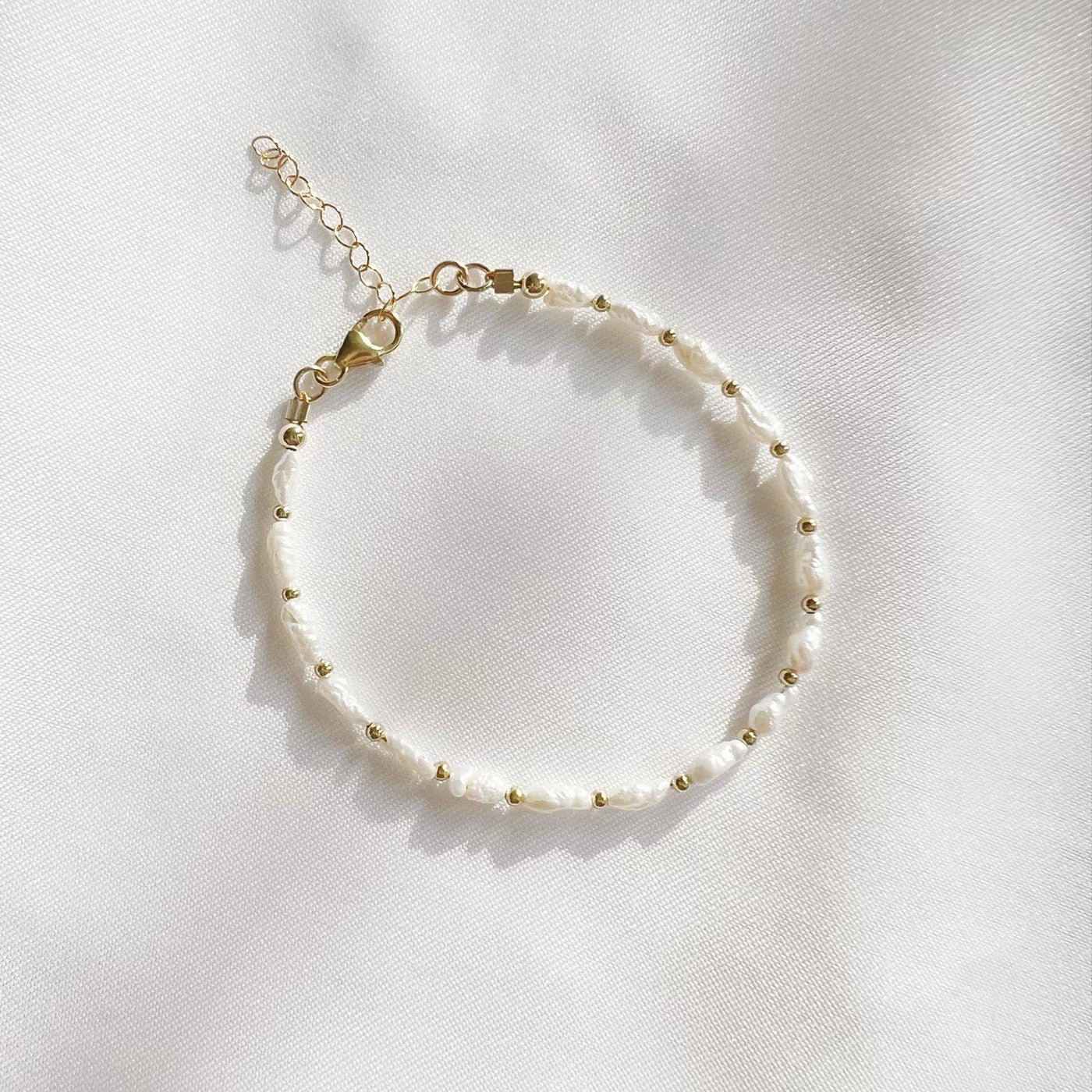 STONE HARBOR BRACELET IN FRESHWATER PEARL/GOLD - Romi Boutique