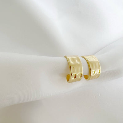 LONDON HAMMERED HOOPS IN GOLD - Romi Boutique