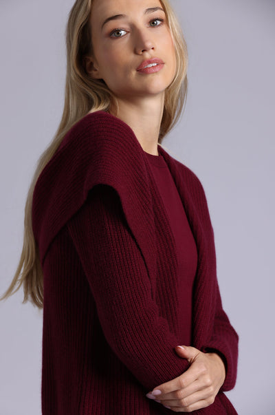 CASHMERE SHAKER HOODED FLYAWAY CARDIGAN IN BORDEAUX