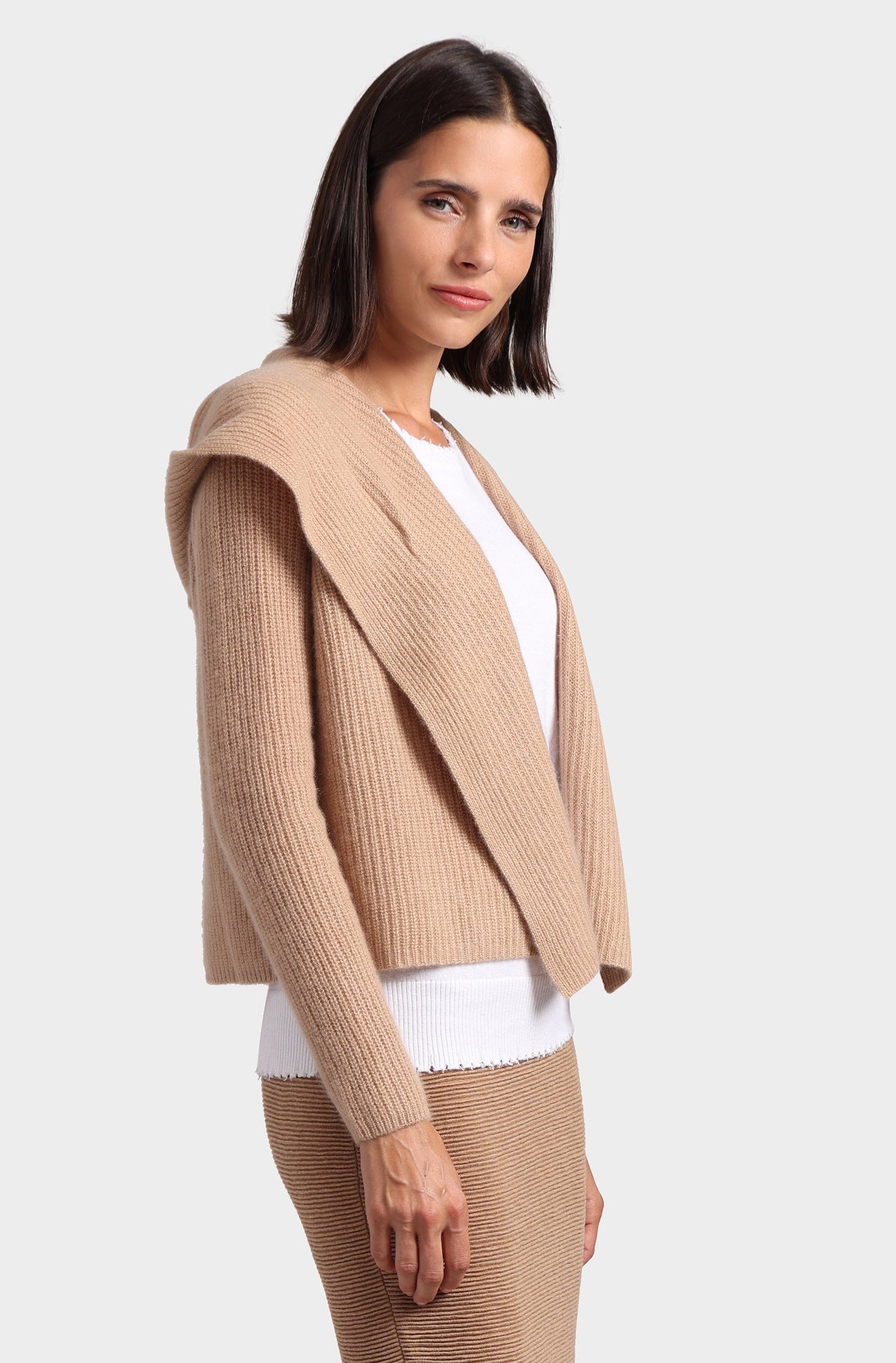 CASHMERE SHAKER HOODED FLYAWAY CARDIGAN IN CAMEL