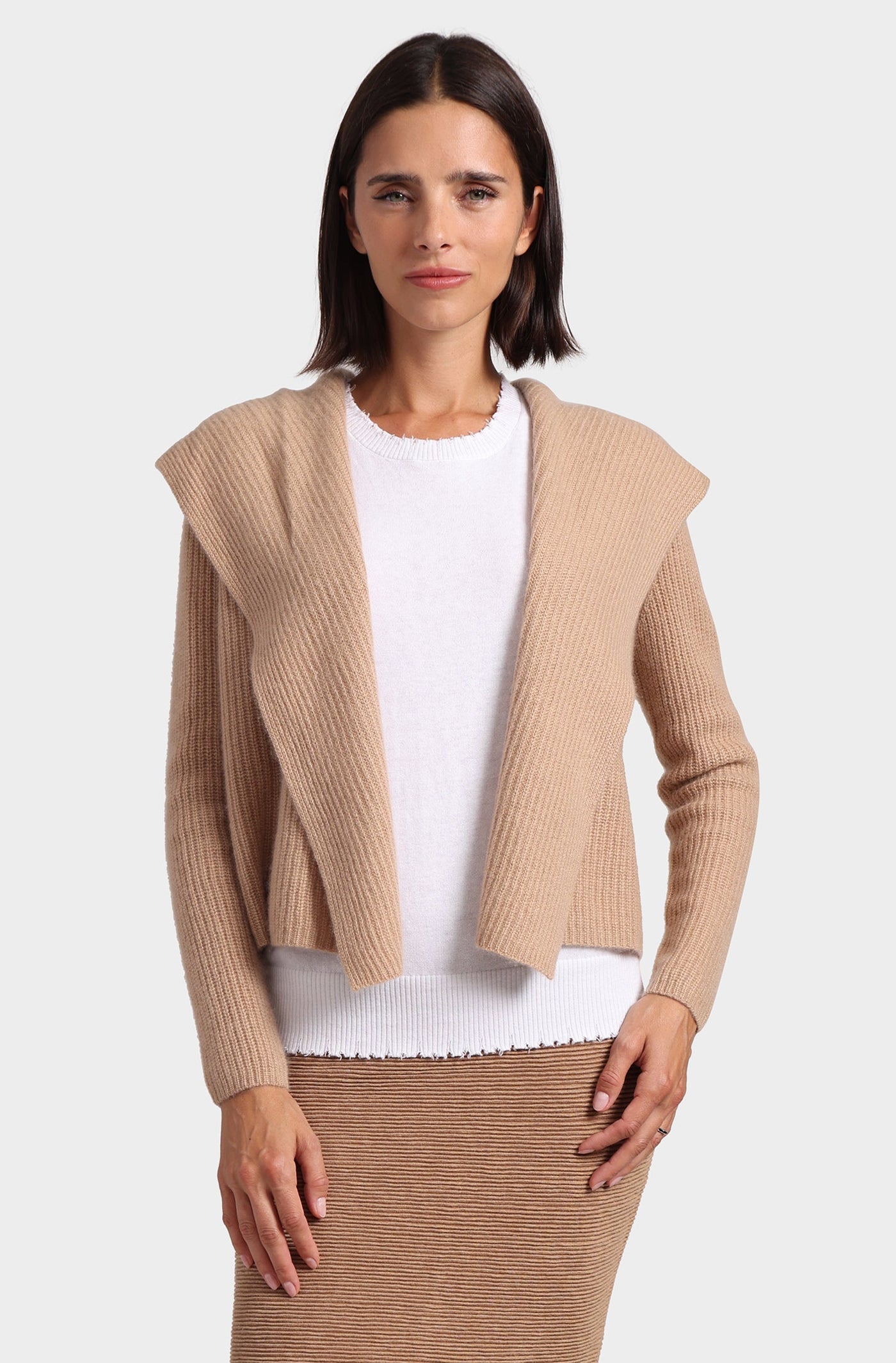 CASHMERE SHAKER HOODED FLYAWAY CARDIGAN IN CAMEL