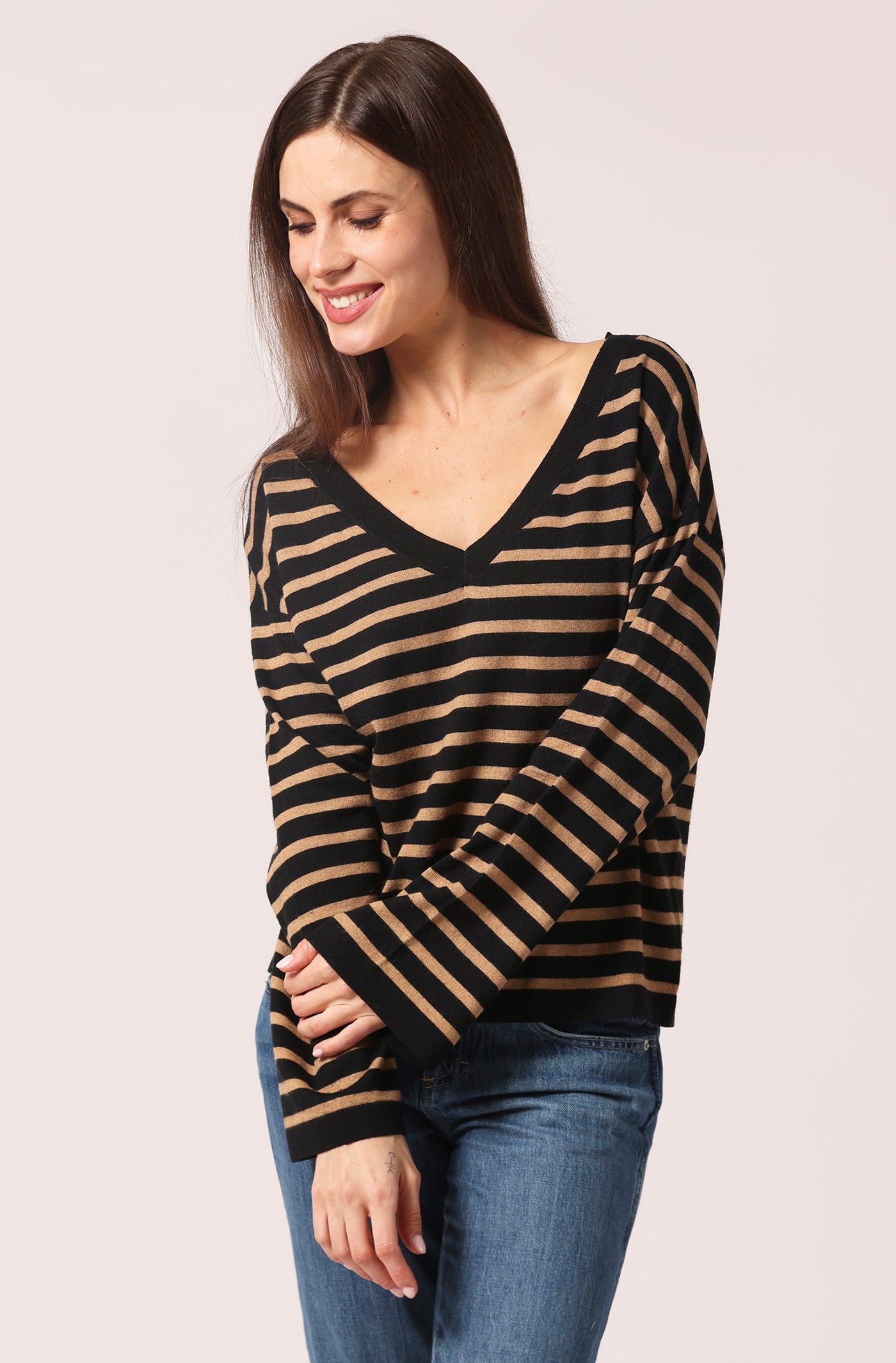 SUPIMA STRIPED WIDE V NECK IN BLACK/DESERT SAND