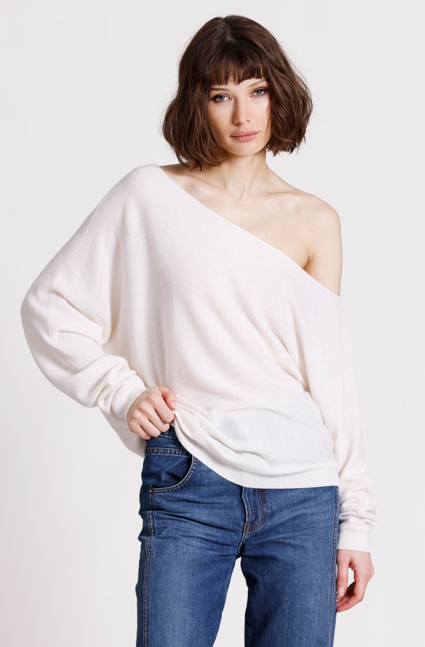 CASHMERE OFF THE SHOULDER TOP IN WHITE