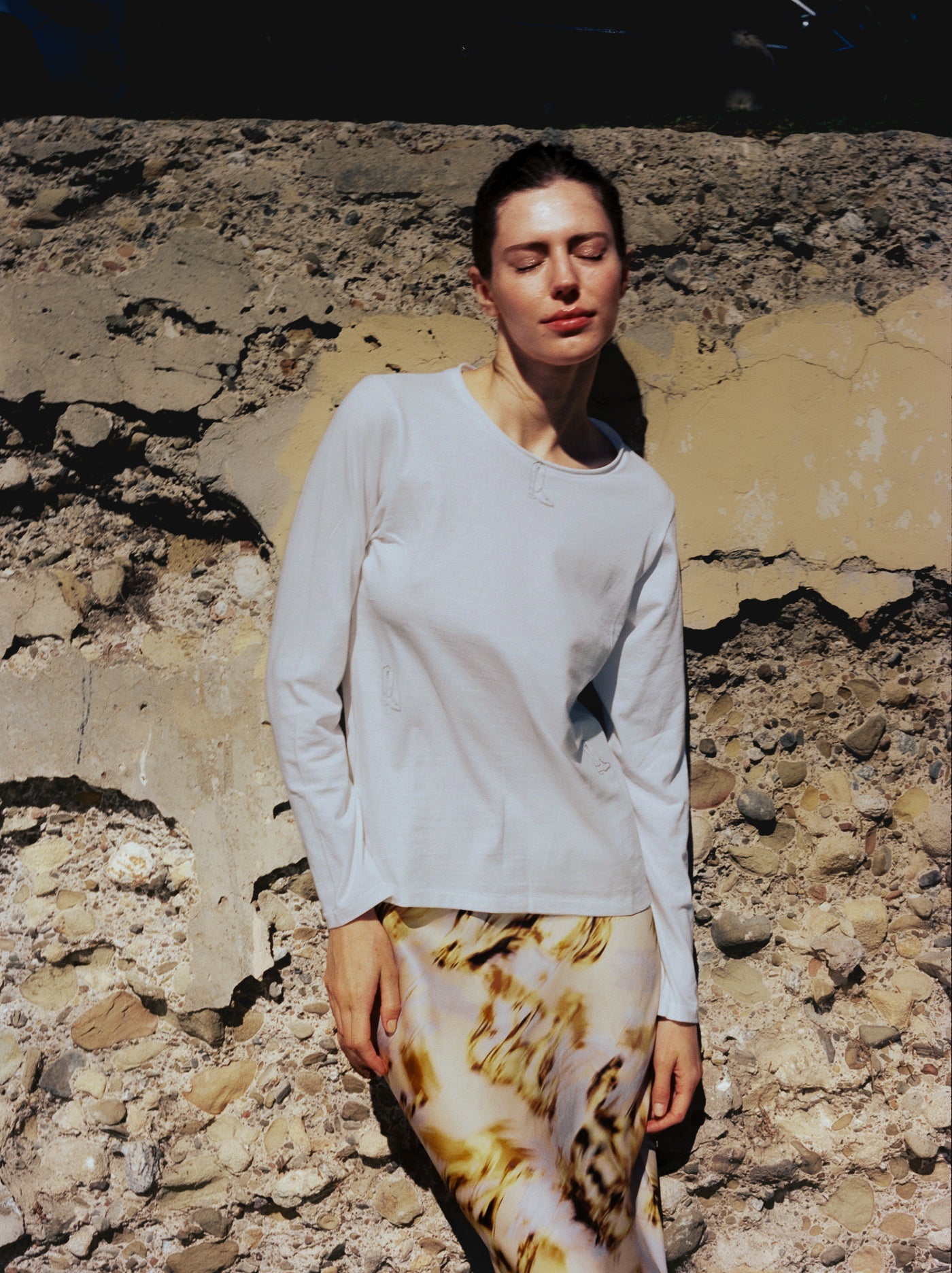 EMBROIDERED BOOT LONG SLEEVE COTTON T-SHIRT IN WHITE