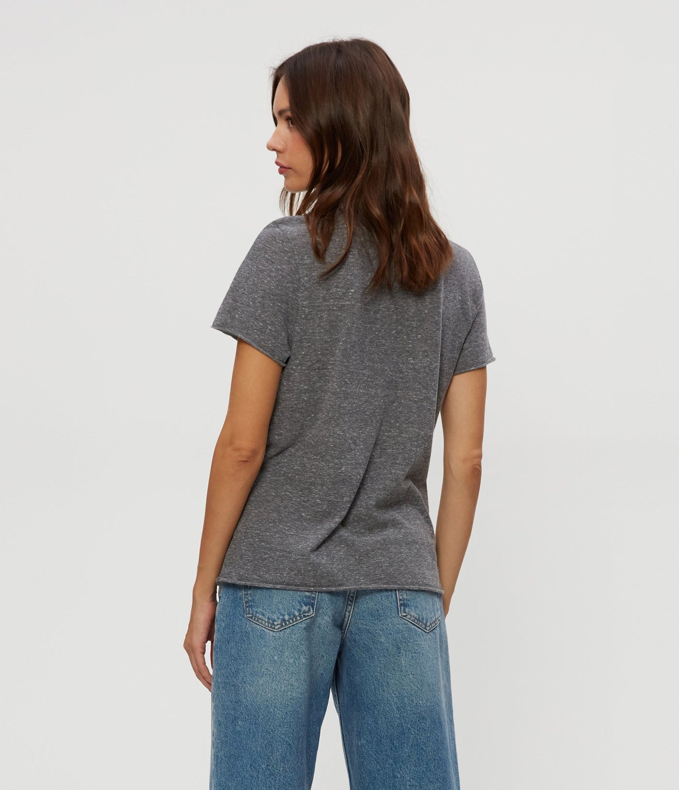 VERA TEE IN CHARCOAL