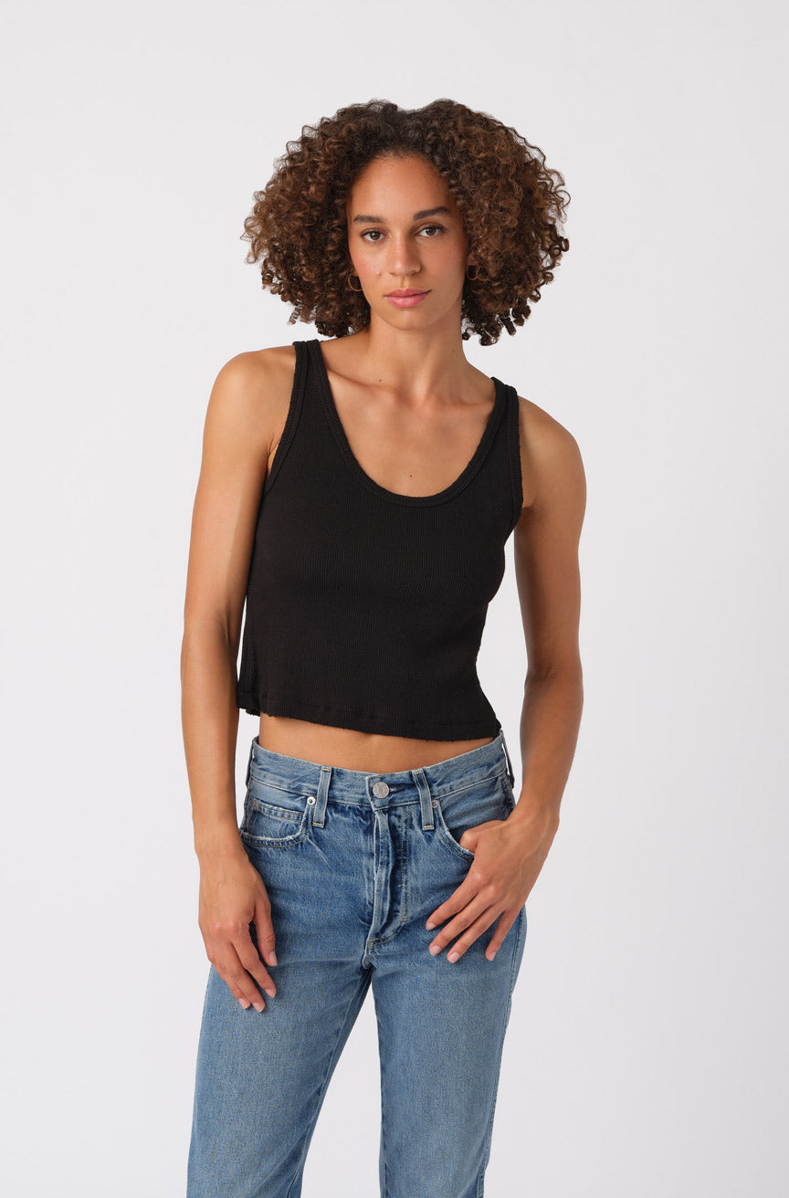 CROP RIB TANK IN BLACK - Romi Boutique