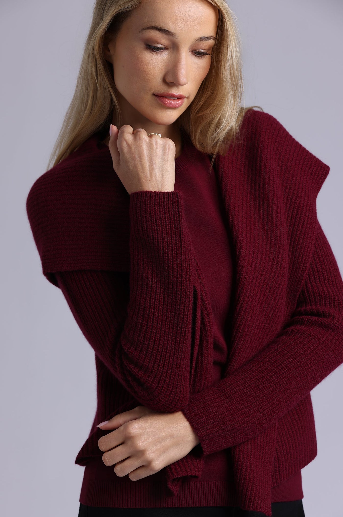 CASHMERE SHAKER HOODED FLYAWAY CARDIGAN IN BORDEAUX