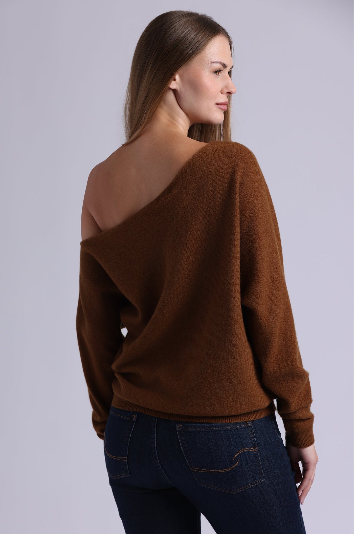 CASHMERE OFF THE SHOULDER TOP IN FOXTAIL