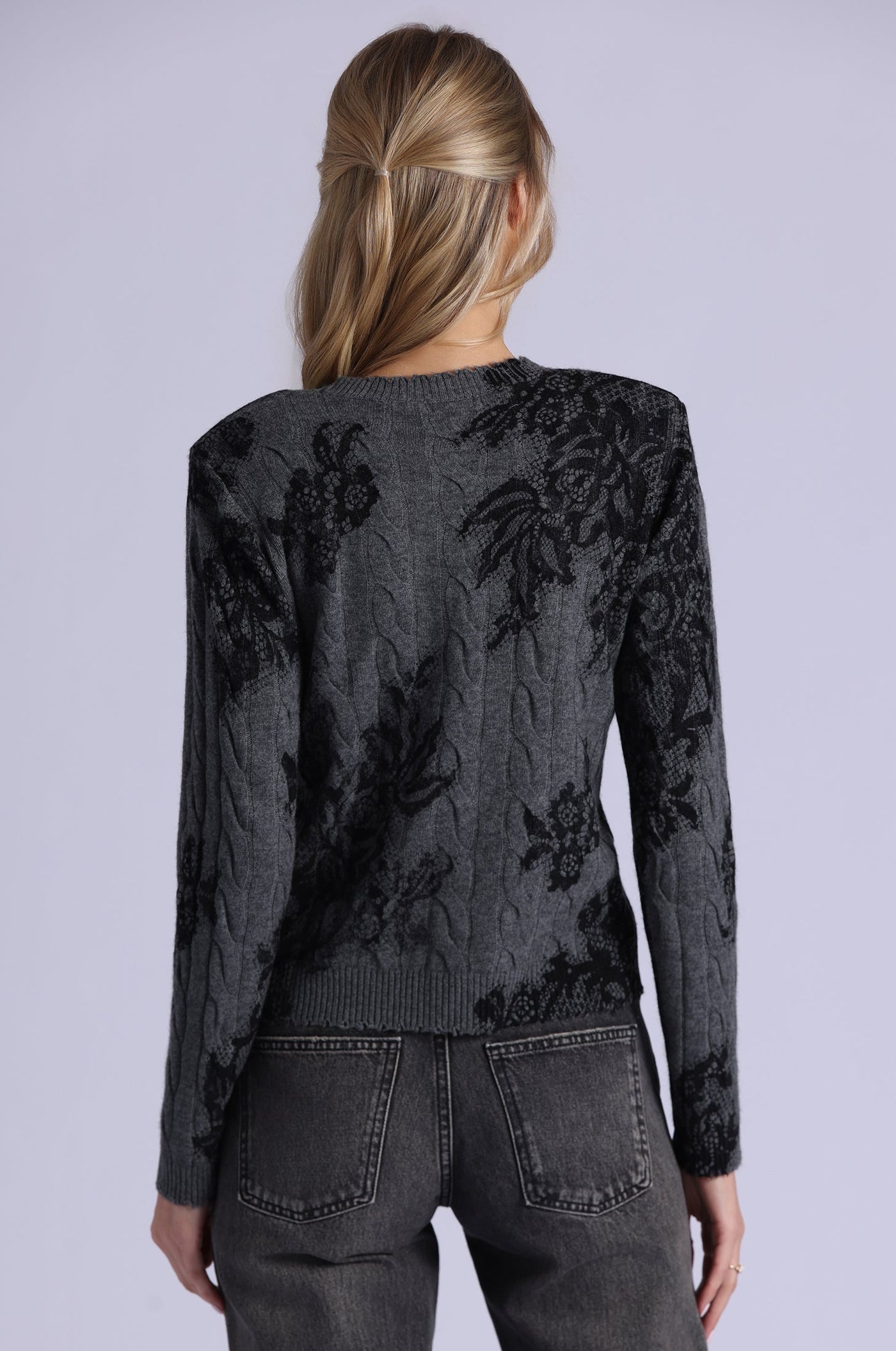 CASHMERE PRINTED LACE CABEL CREW NECK IN CHARCOAL HEATHER GREY