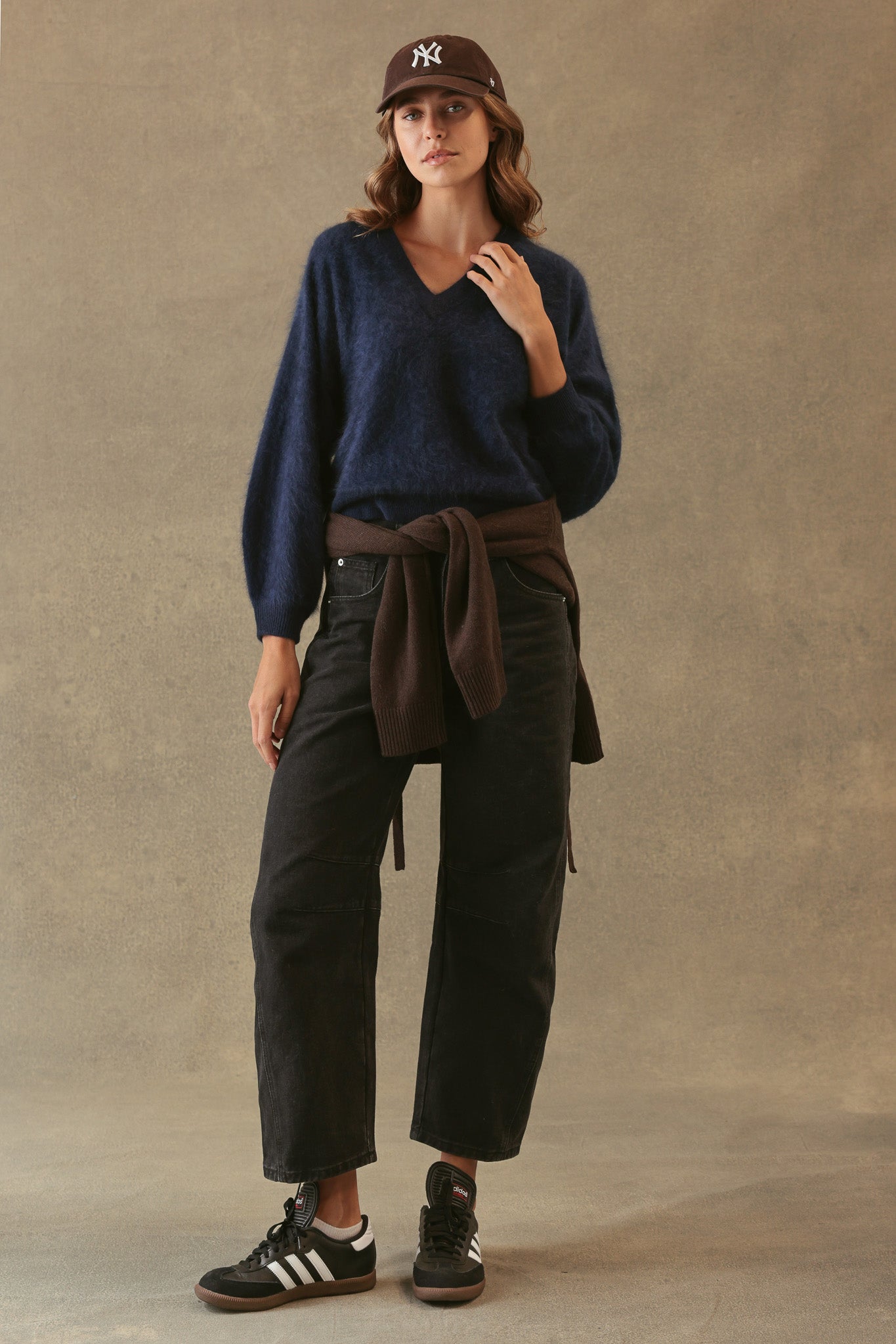 SUE FUZZY CASHMERE V NECK PULLOVER IN NAVY