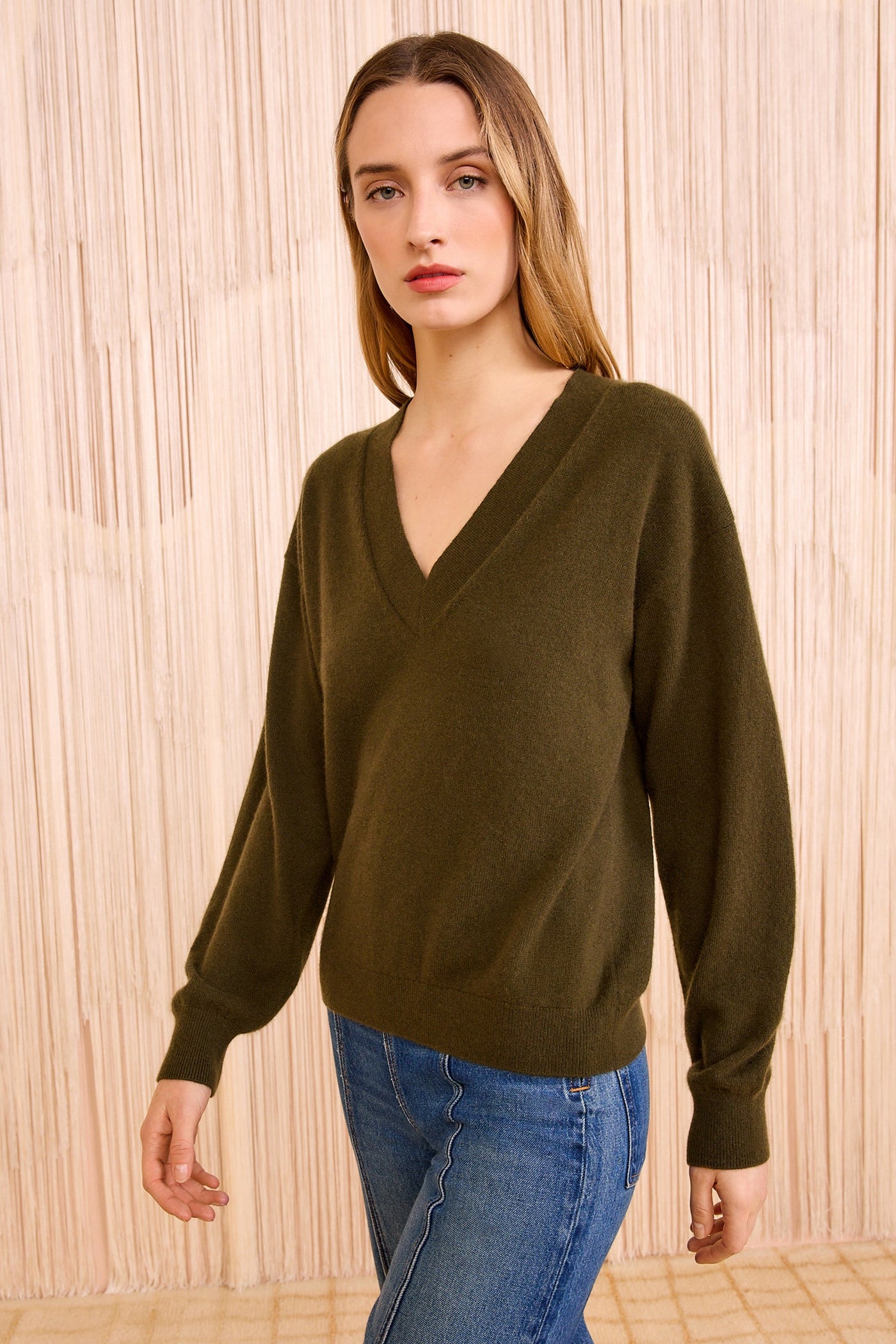 RYLA CASHMERE V-NECK PULLOVER IN HUNTER
