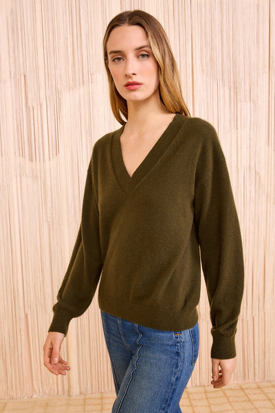 RYLA CASHMERE V-NECK PULLOVER IN HUNTER
