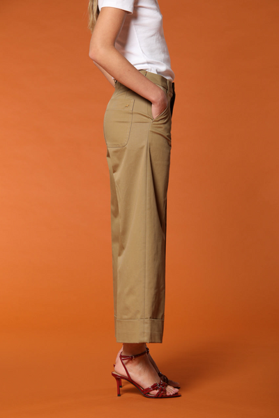 NEW YORK STUDIO CROPPED CHINO PANT IN BEIGE
