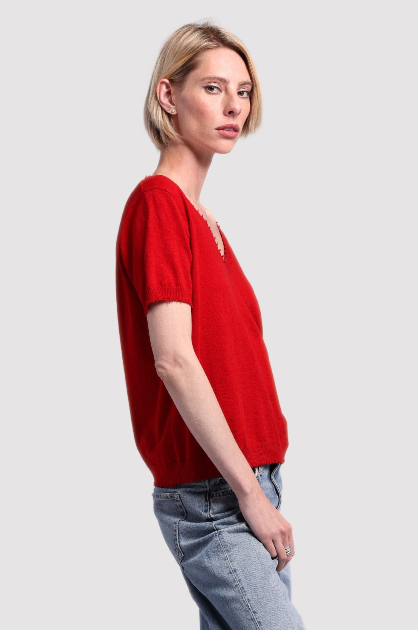 COTTON CASHMERE FRAYED V TEE IN LAVA RED - Romi Boutique