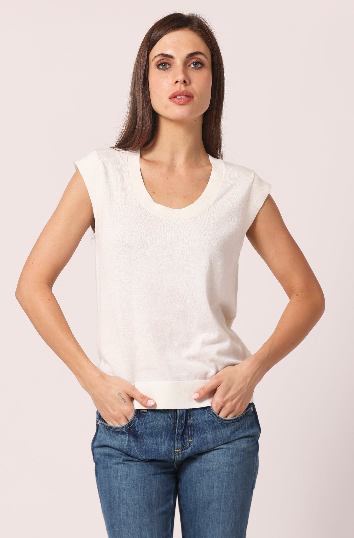 SUPIMA SCOOP NECK CAP SLEEVE TOP IN WHITE