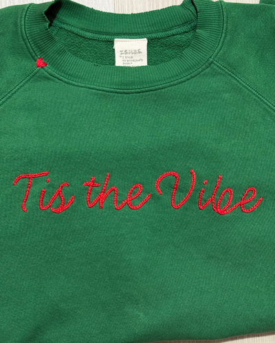 TIS THE VIBE CREW SWEATSHIRT IN GREEN/RED