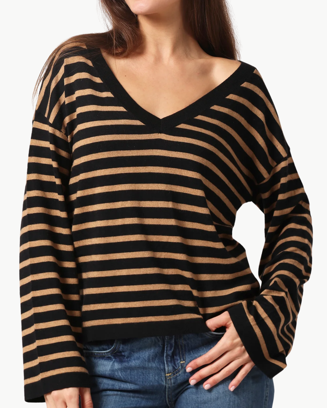 SUPIMA STRIPED WIDE V NECK IN BLACK/DESERT SAND