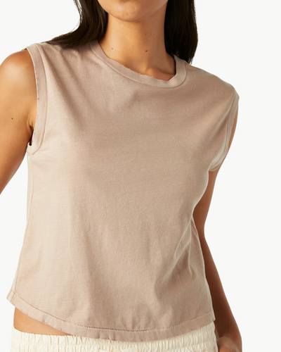 SLEEVELESS BABE TEE IN TAUPE
