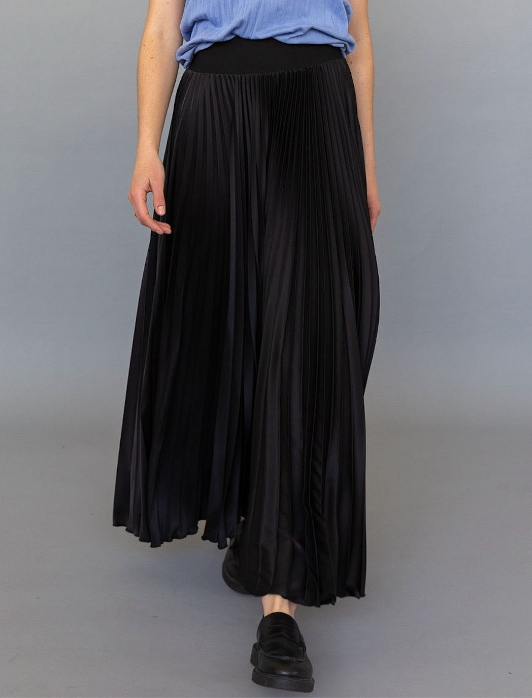 CLASSIC SATIN SKIRT IN BLACK - Romi Boutique