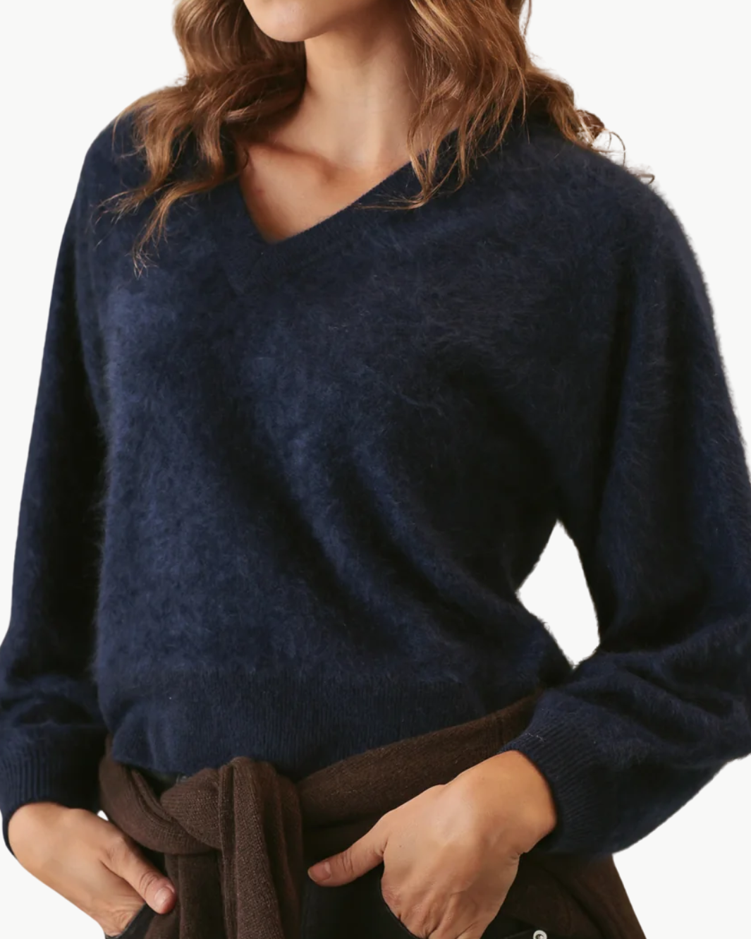 SUE FUZZY CASHMERE V NECK PULLOVER IN NAVY