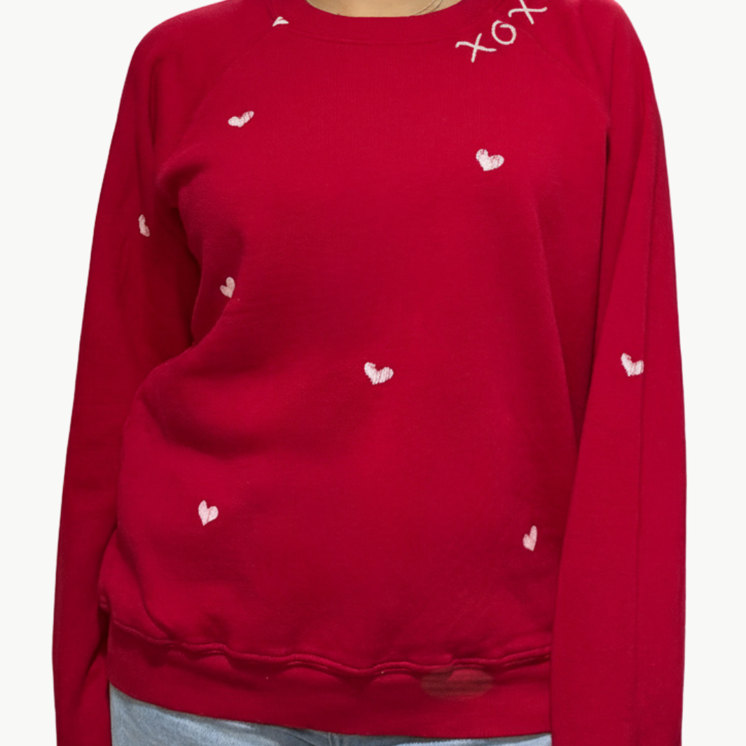 "XOXO" WITH WHITE HEARTS CREW SWEATSHIRT IN RED
