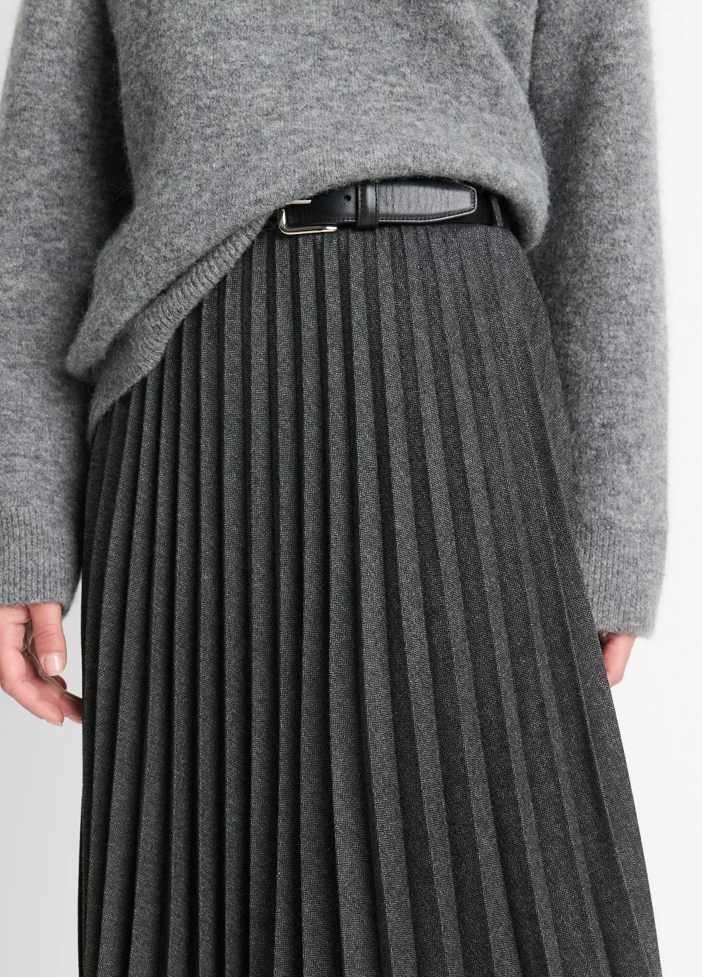 MID RISE PLEATED HERRINGBONE MIDI SKIRT IN CHARCOAL