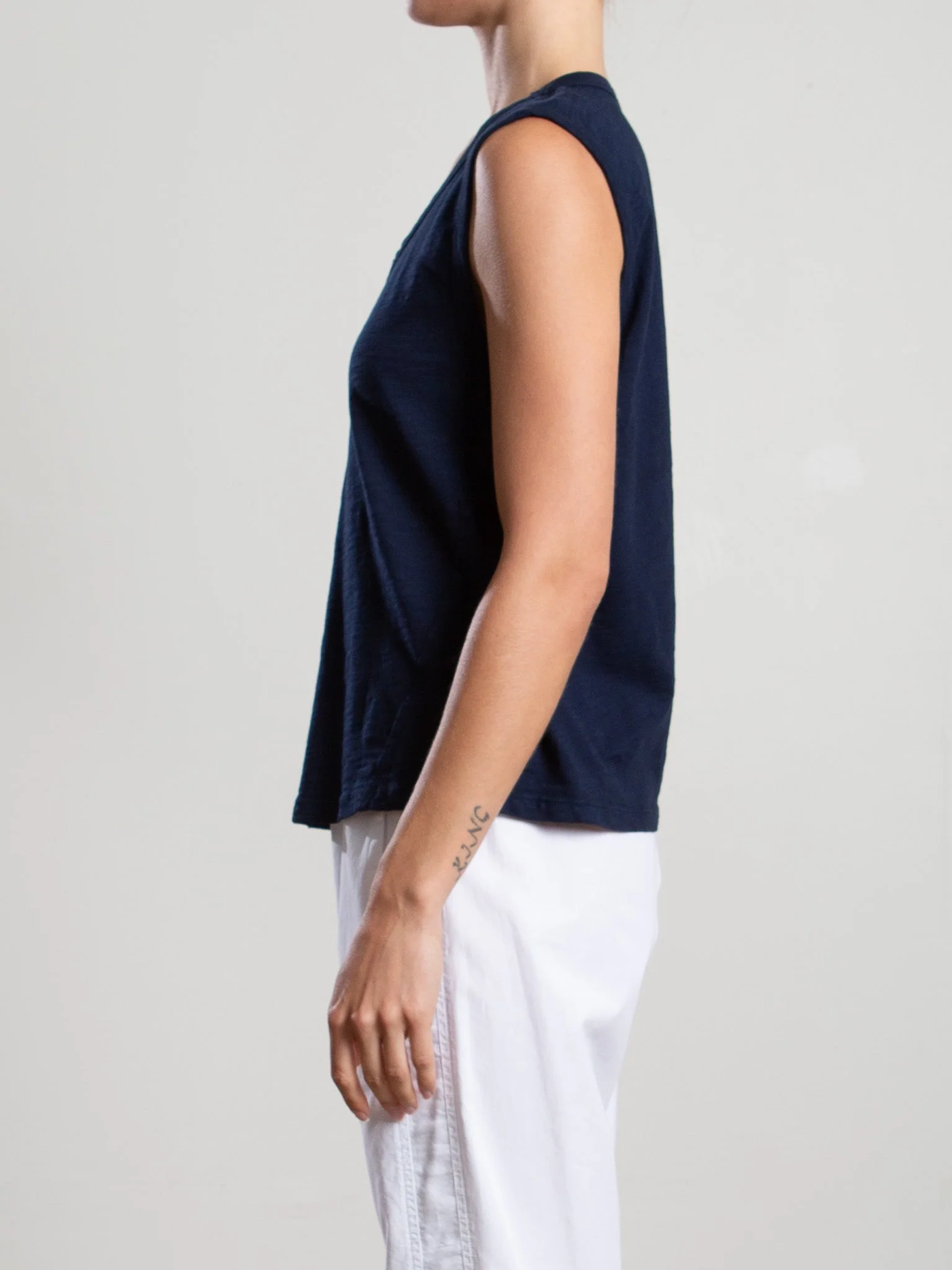 MUSCLE SHELL IN SUPIMA SLUB IN MIDNIGHT