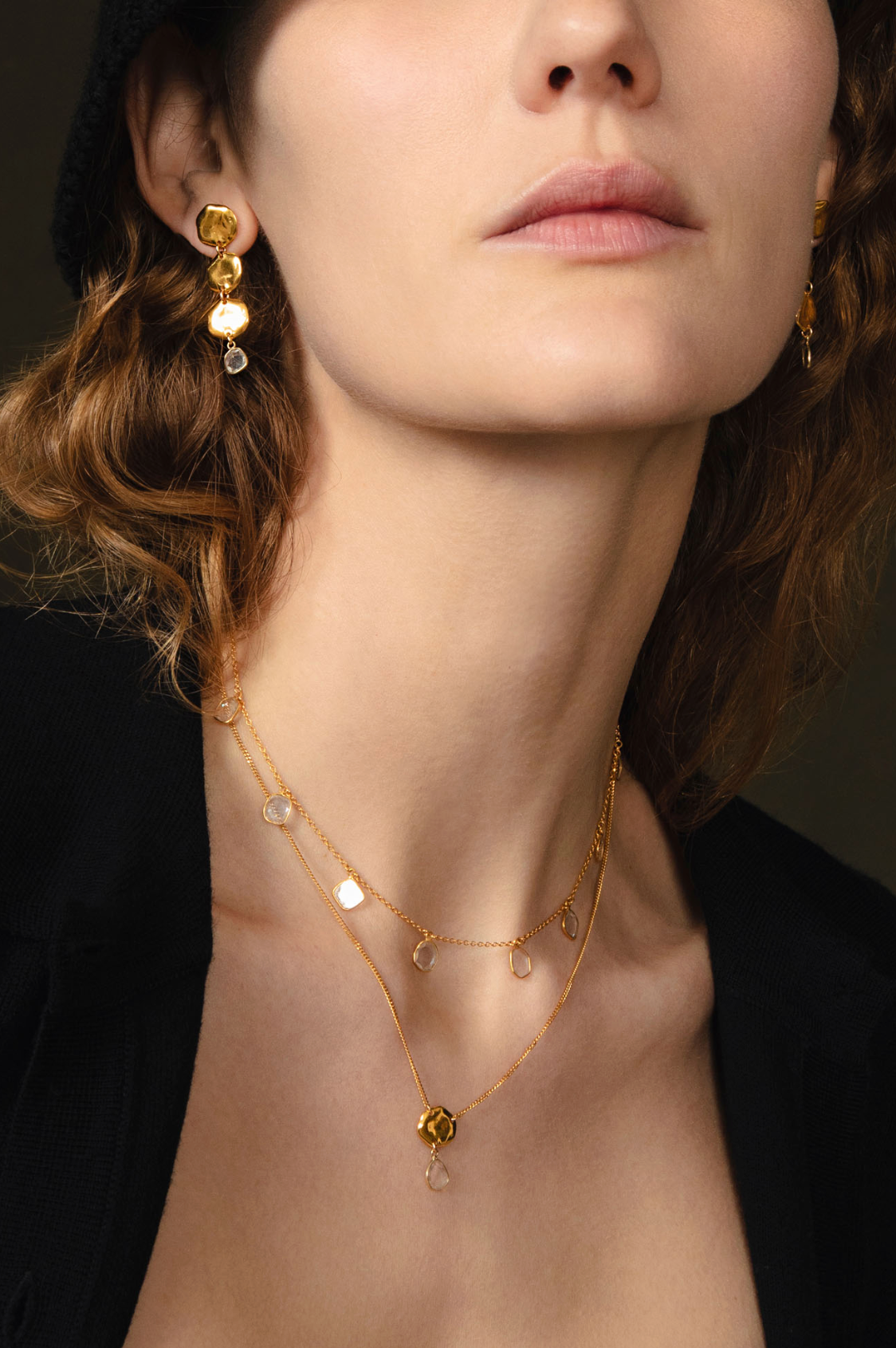 FLAT PEBBLE W/ SLICE NECKLACE IN YELLOW GOLD