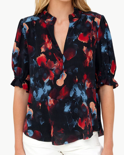 GO SOFT SPOKEN SHORT SLEEVE PRINTED IN BLACKOUT FLORAL