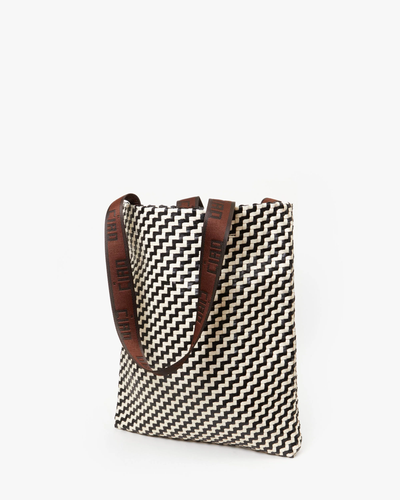 CARRYALL IN BLACK AND CREAM WOVEN ZIG ZAG