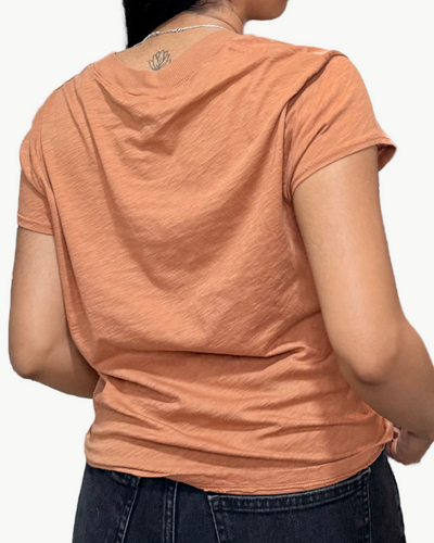 HARLAN CROPPED V-NECK TEE IN TERRA