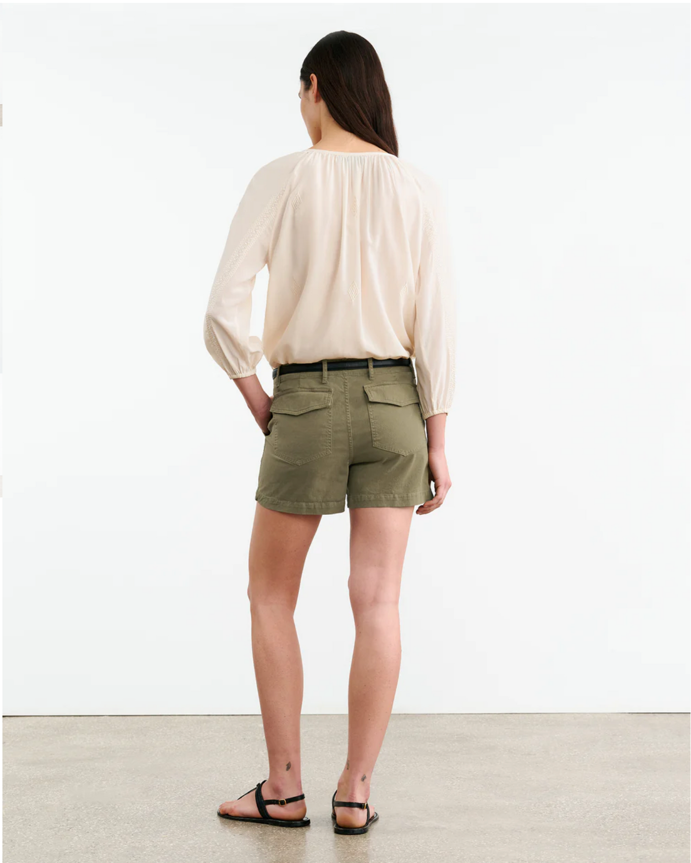 UTILITY SHORT IN MILITARY GREEN