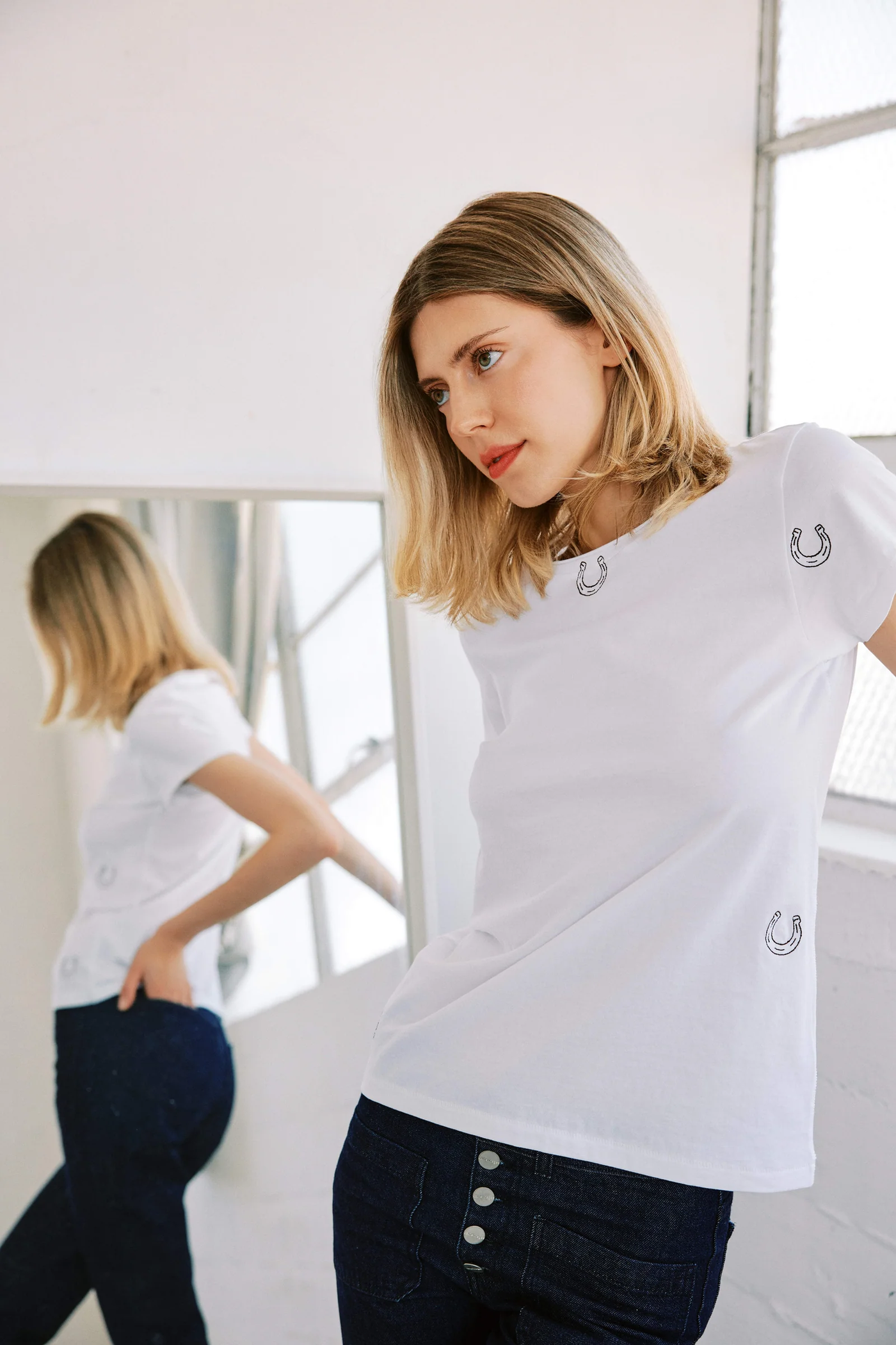 EMBROIDERED HORSESHOE COTTON T-SHIRT IN WHITE