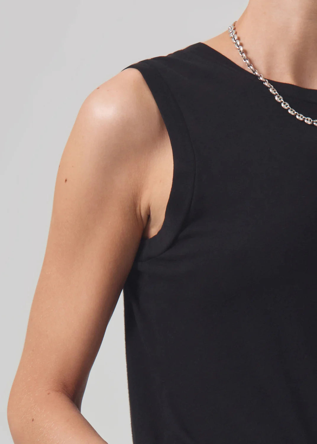 JESSIE MODERN MUSCLE TEE IN BLACK - Romi Boutique