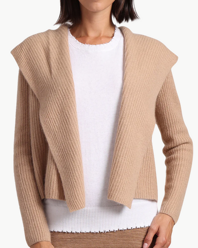 CASHMERE SHAKER HOODED FLYAWAY CARDIGAN IN CAMEL