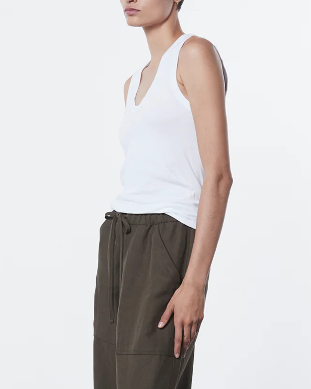 ESSENTIAL SLEEVELESS U IN WHITE - Romi Boutique