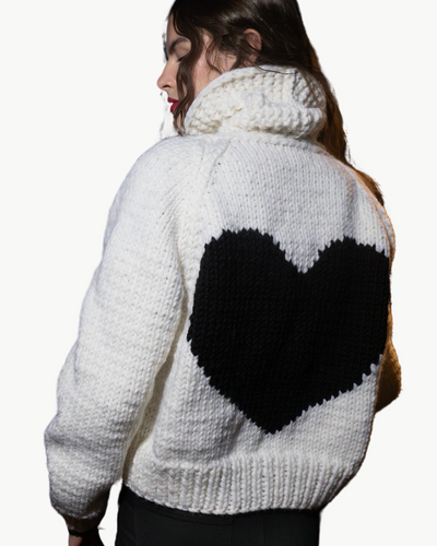 SHORT HEART CARDI IN SNOW/JET