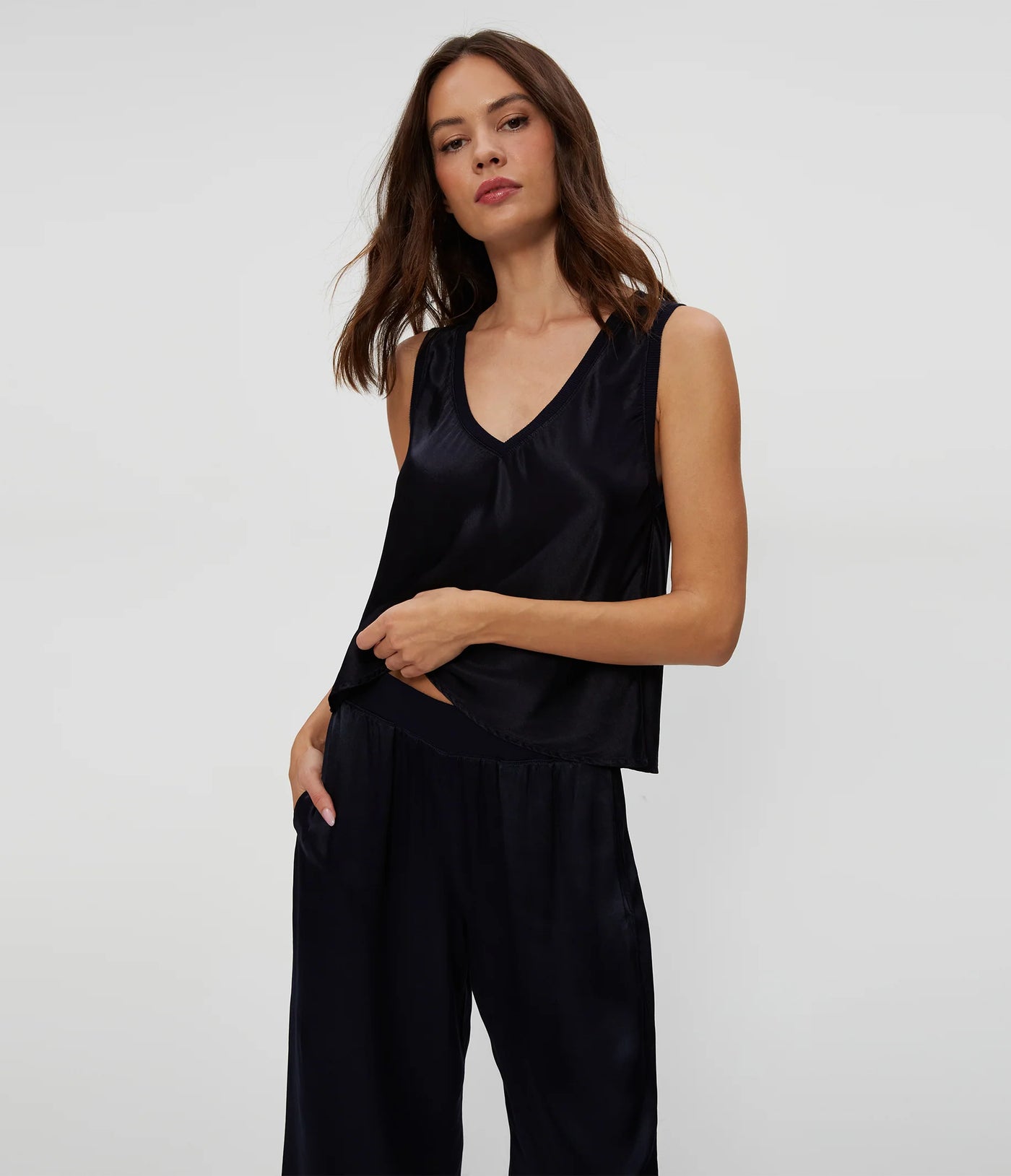 LIZ V NECK TANK IN BLACK
