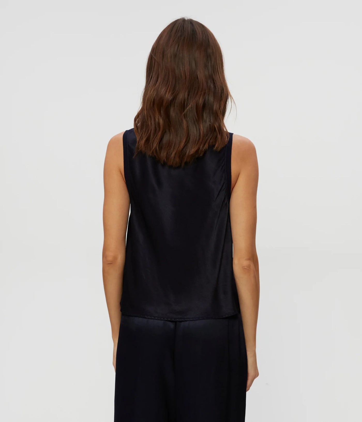 LIZ V NECK TANK IN BLACK