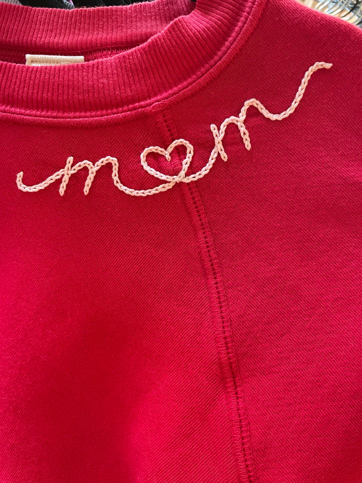 MOM EMBROIDERED CREWNECK IN RED - Romi Boutique