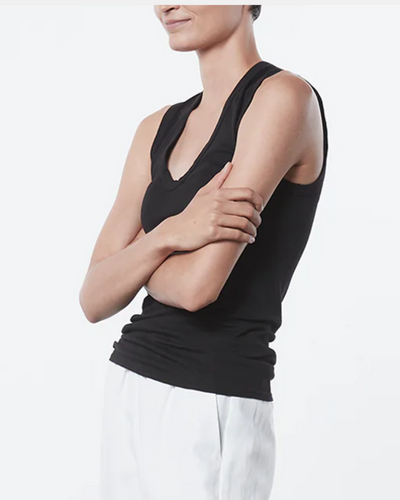 ESSENTIAL SLEEVELESS U IN BLACK