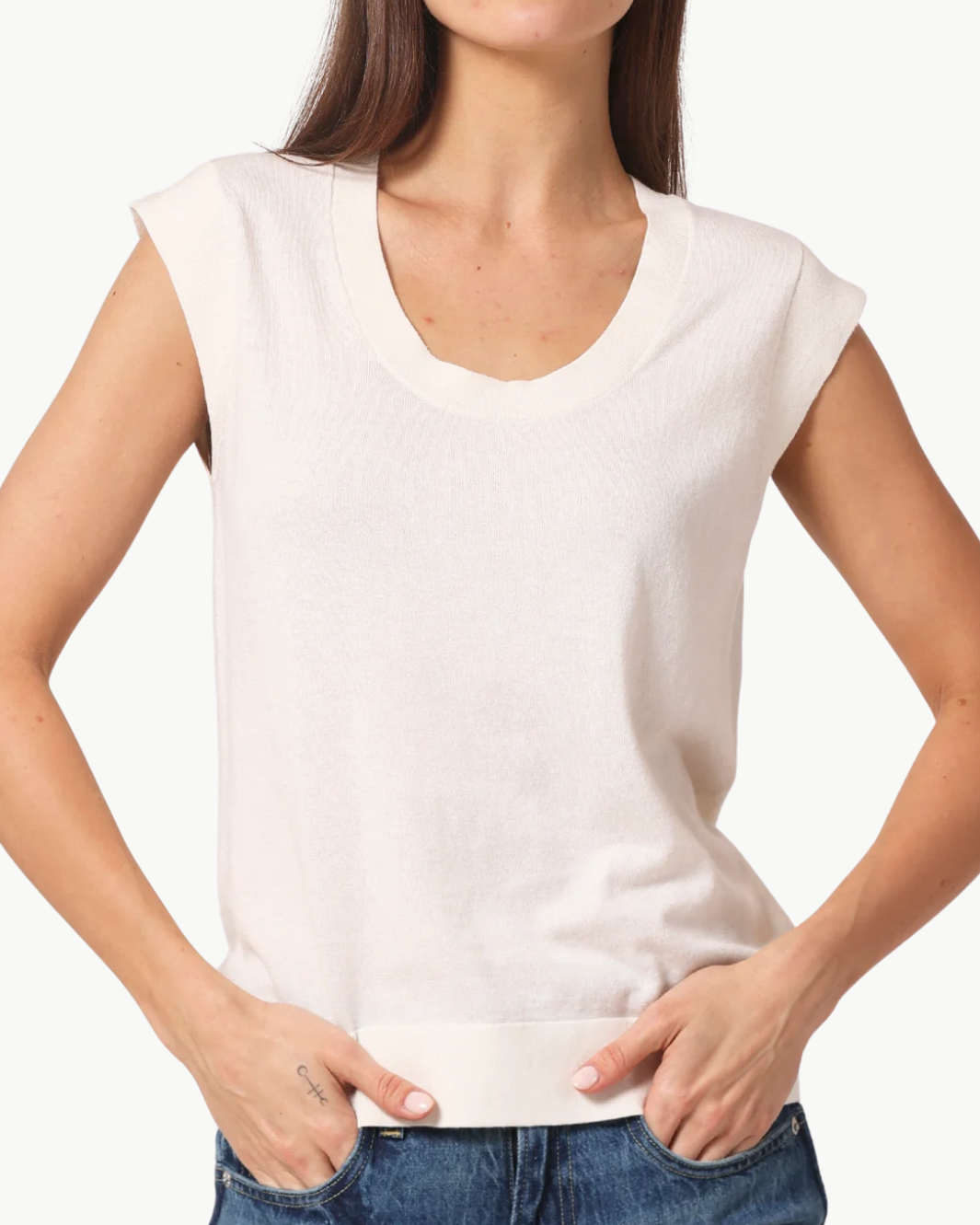 SUPIMA SCOOP NECK CAP SLEEVE TOP IN WHITE