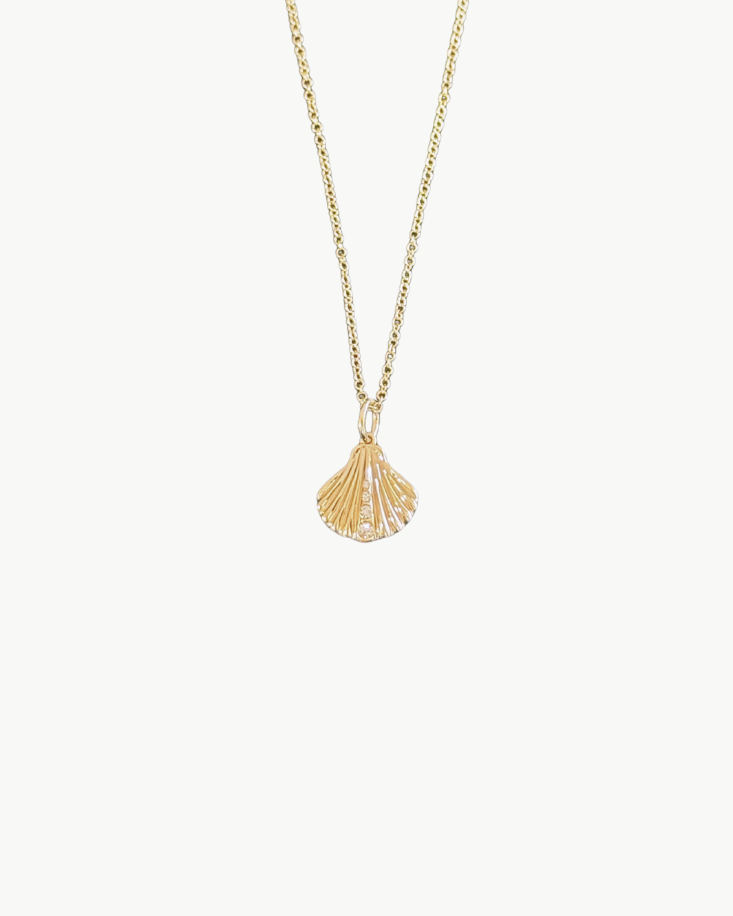 DIAMOND SHELL CHARM NECKLACE IN GOLD