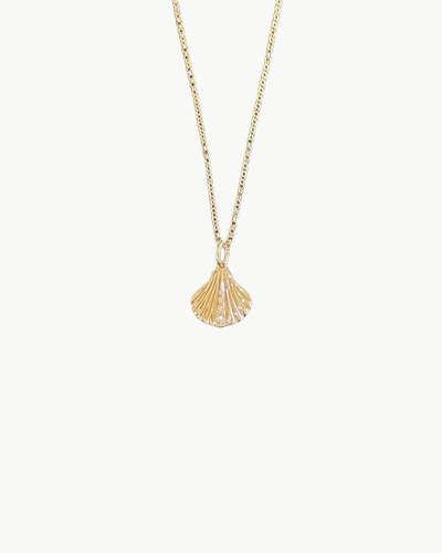 DIAMOND SHELL CHARM NECKLACE IN GOLD