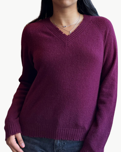 CASHMERE FRAYED EDGE V NECK IN BORDEAUX