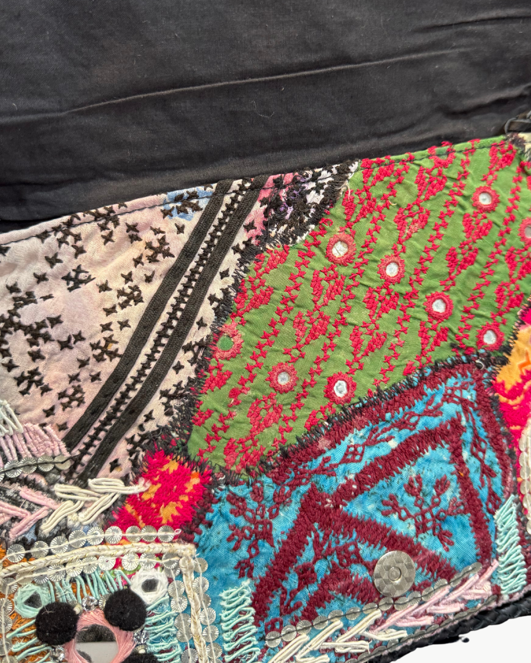 KALBELIA CLUTCH IN BLACK