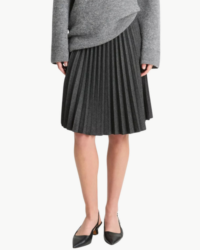 MID RISE PLEATED HERRINGBONE MIDI SKIRT IN CHARCOAL
